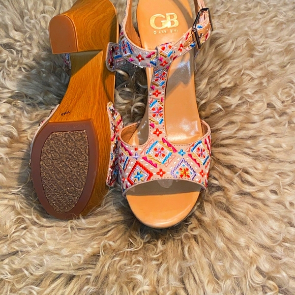 Ladies shoes - Picture 1 of 2